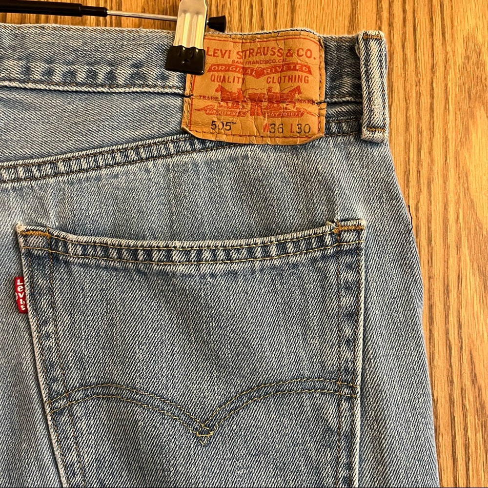 light wash levi jeans
